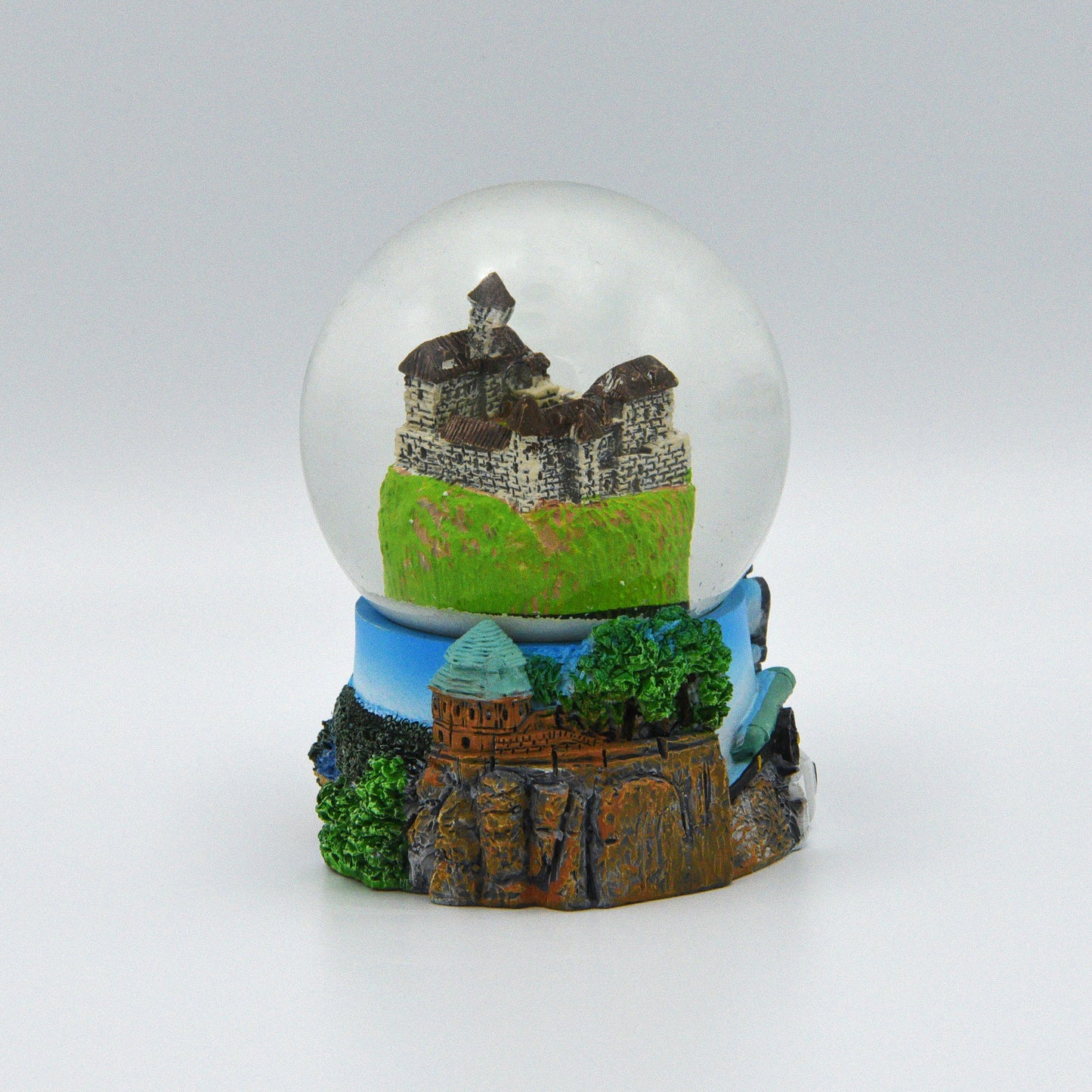 Schneekugel mit Festung Königstein, von hinten, auf dem Sockel das Friedrichsschlössschen, Bäume und blauer Himmel