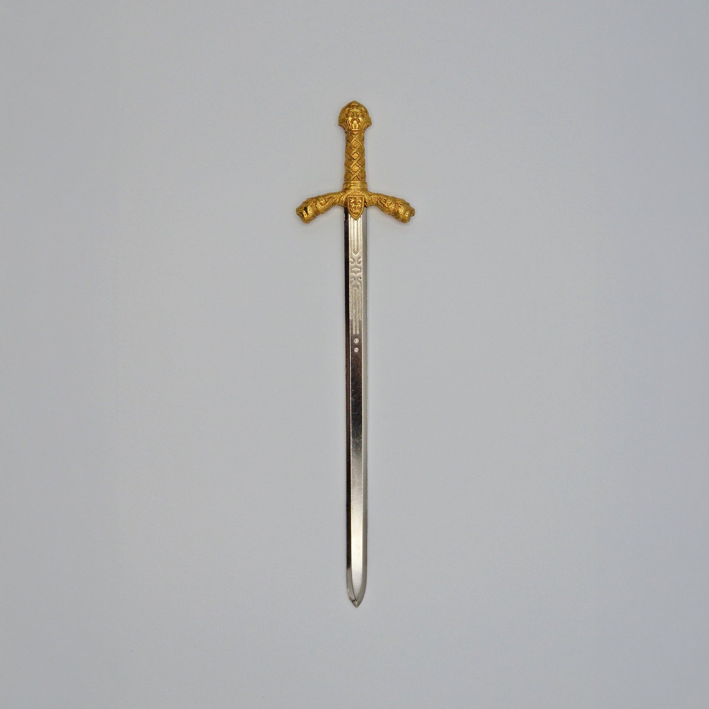 Brieföffner Richard Löwenherz, mit Löwenkopf und Wappen auf goldenem Griff, schlichtes Design