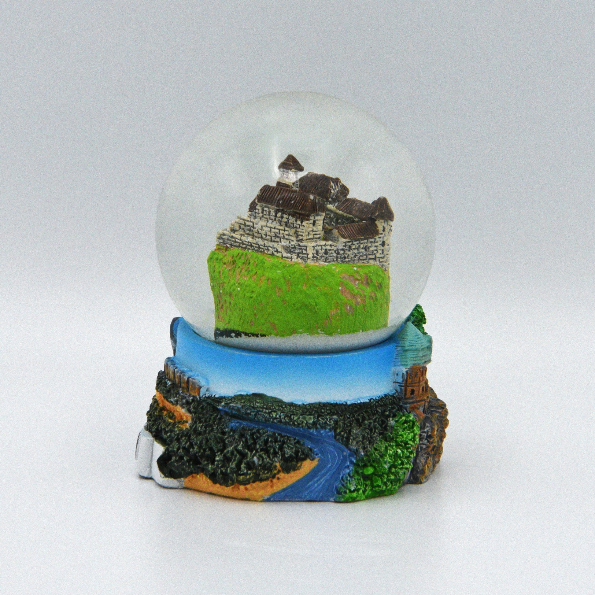 Schneekugel mit Festung Königstein, von links, auf Sockel Elbe mit Bäume und blauer Himmel