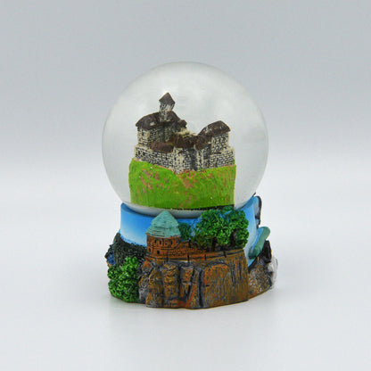 Schneekugel mit Festung Königstein, von hinten, auf dem Sockel das Friedrichsschlössschen, Bäume und blauer Himmel