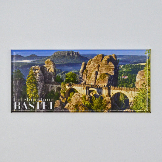 Luftbild Basteibrücke, Hintergrund Elbsandsteingebirge, untere linke Ecke weiße Schrift: Erlebnistour Bastei