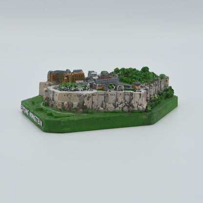 Modell Festung Königstein, grüner Sockel mit weißer Schrift: Festung Königstein, Festung in verschiedenen Grau- und Brauntönen, Sicht von rechts des Modells