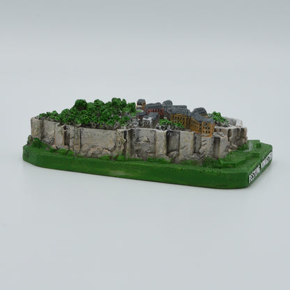 Modell Festung Königstein, grüner Sockel mit weißer Schrift: Festung Königstein, Festung in verschiedenen Grau- und Brauntönen, Sicht von links des Modells