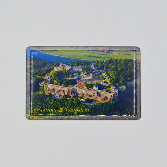Luftaufnahme Festung Königstein, im Hintergrund die Elbe, geschwungene gelbe Schrift unten links: Festung Königstein