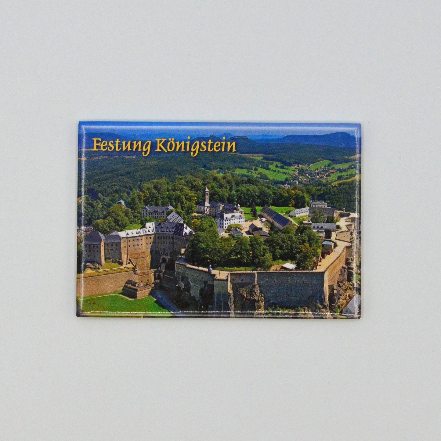 Luftaufnahme Festung Königstein im Elbsandsteingebirge, gelbe Schrift oben links: Festung Königstein