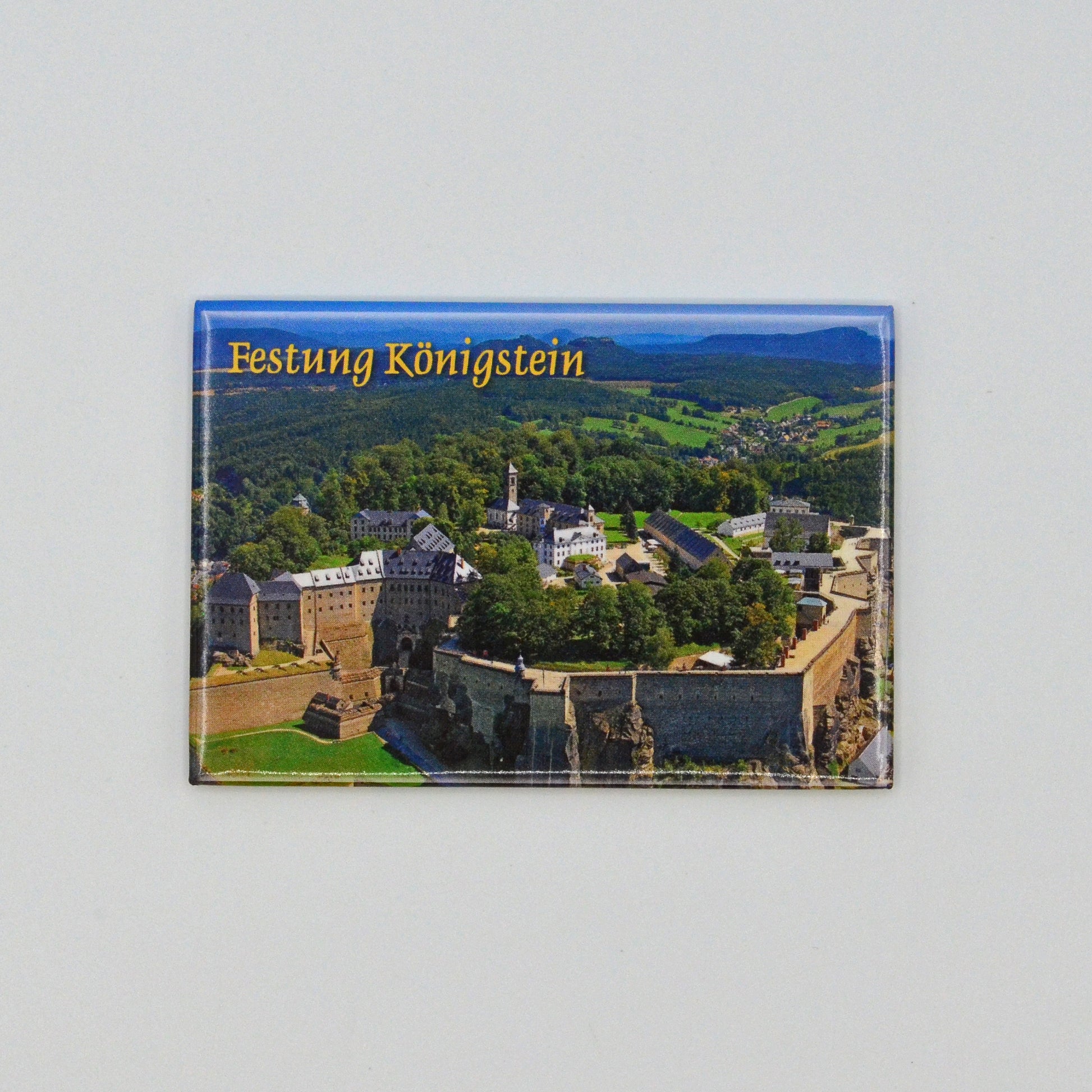 Luftaufnahme Festung Königstein im Elbsandsteingebirge, gelbe Schrift oben links: Festung Königstein