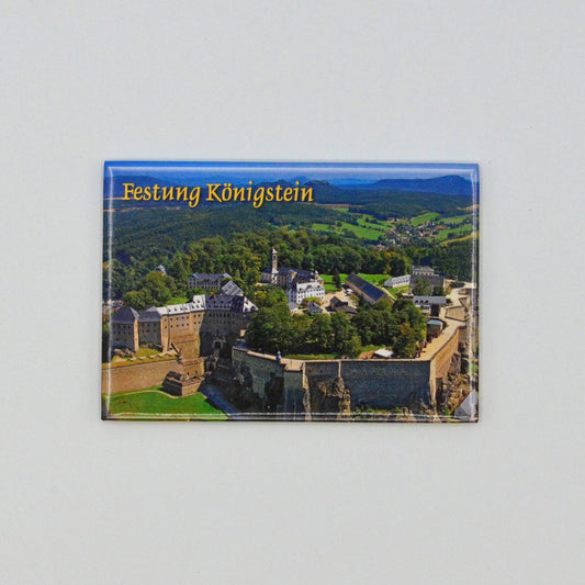 Luftaufnahme Festung Königstein im Elbsandsteingebirge, gelbe Schrift oben links: Festung Königstein