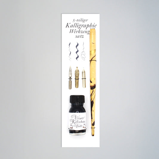 5-teiliges Kalligrafie-Set Wiener Kaffeehaus, Tintenflasche,  marmorierter Federhalter, je eine Bandzugfeder, Spitzfeder, Pfannenfeder, auf Karte mit innseitiger Anleitung