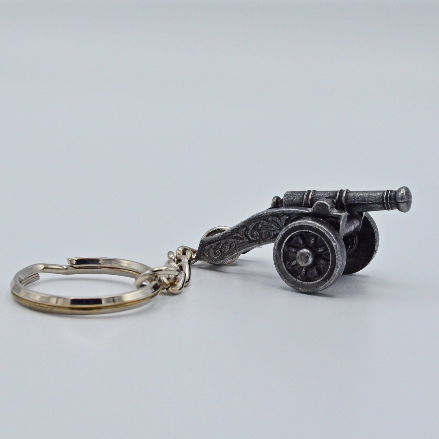 verzierte mittelalterliche Minikanone mit beweglichen Rädern als Schlüsselanhänger, silber