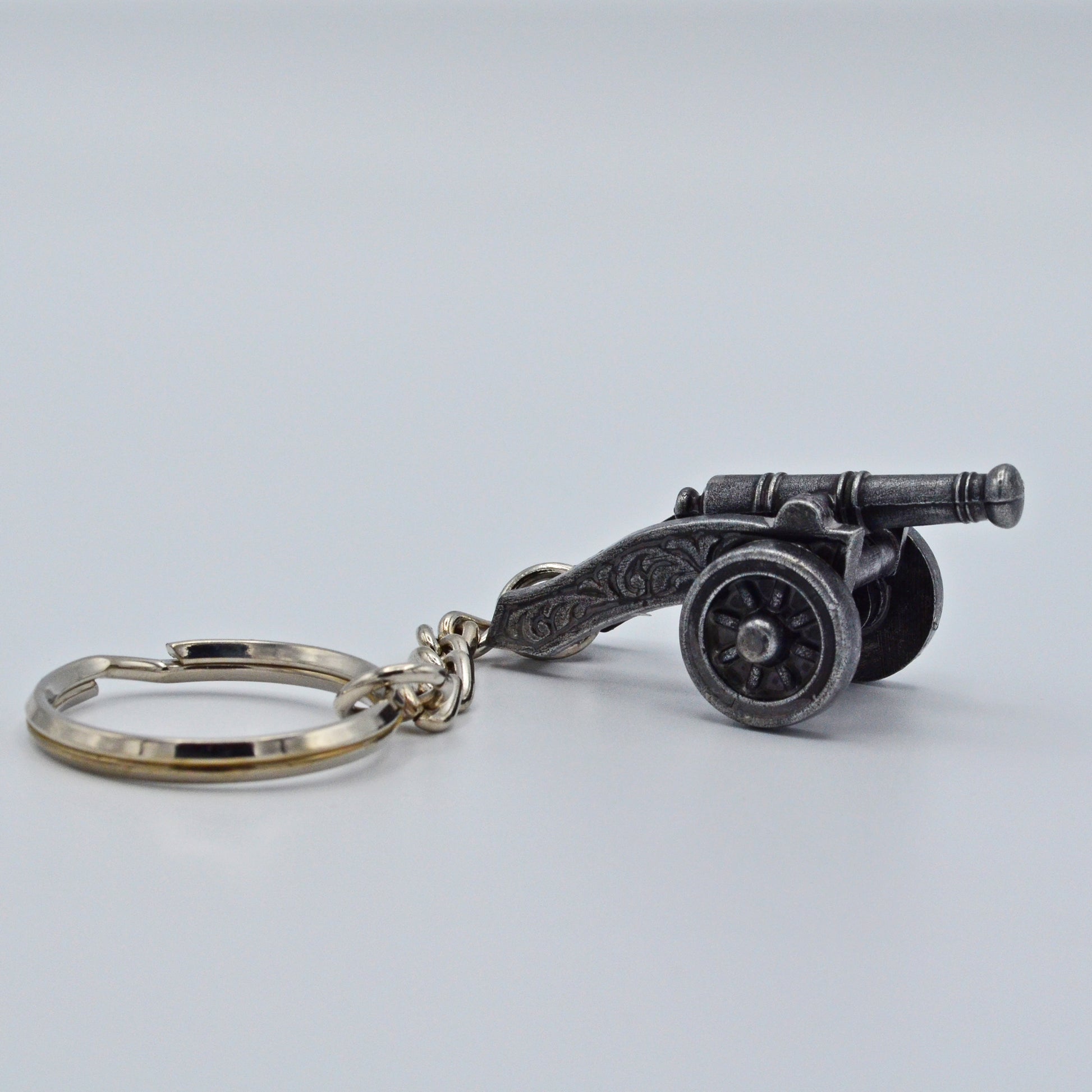 verzierte mittelalterliche Minikanone mit beweglichen Rädern als Schlüsselanhänger, silber