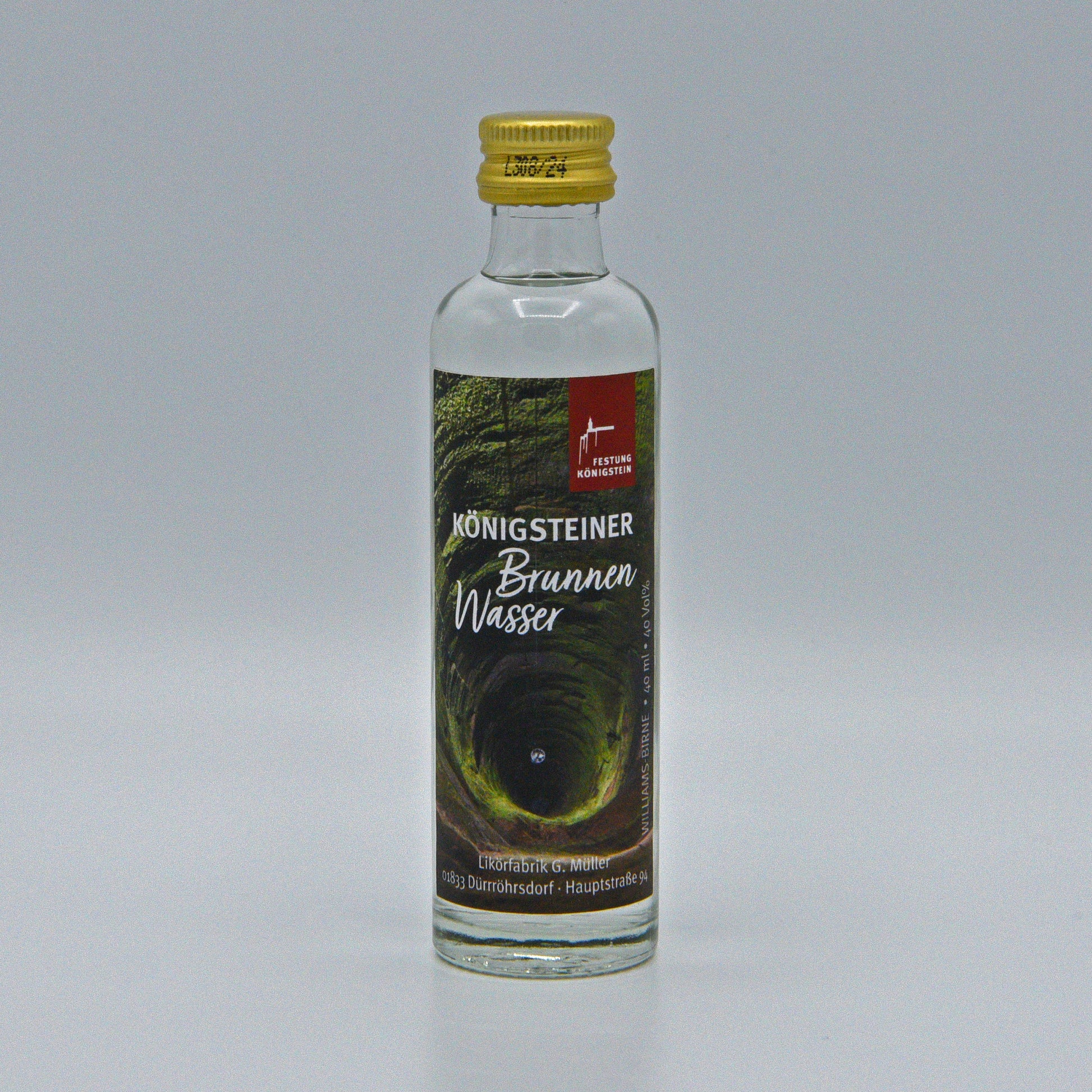 Flasche mit Bild des Brunnens, weiße Schrift: Königsteiner Brunnenwasser, daneben Logo, 40 ml Williams Birne