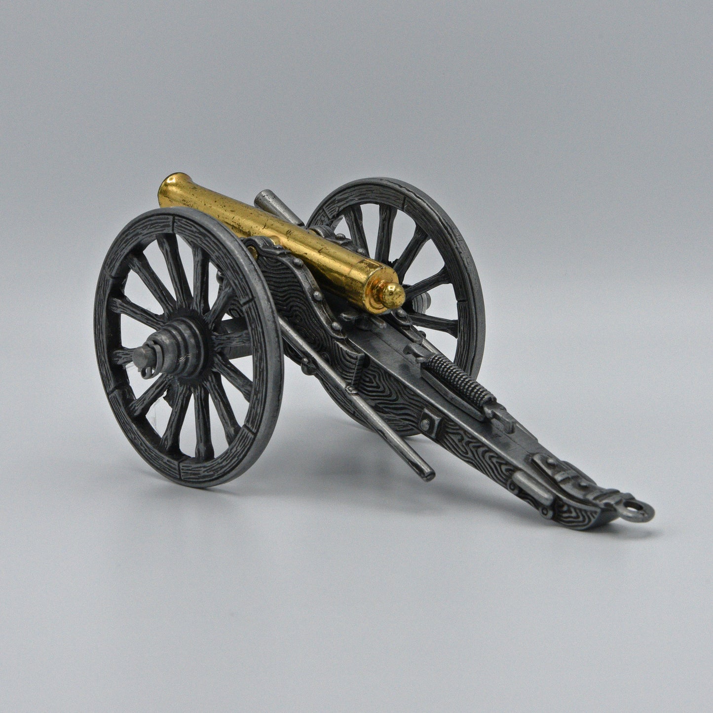 historische Kanone aus Messing,  Sicht von hinten, Ende des Laufes auf stabilem Wagen zwischen zwei Rädern mit langem Stützarm
