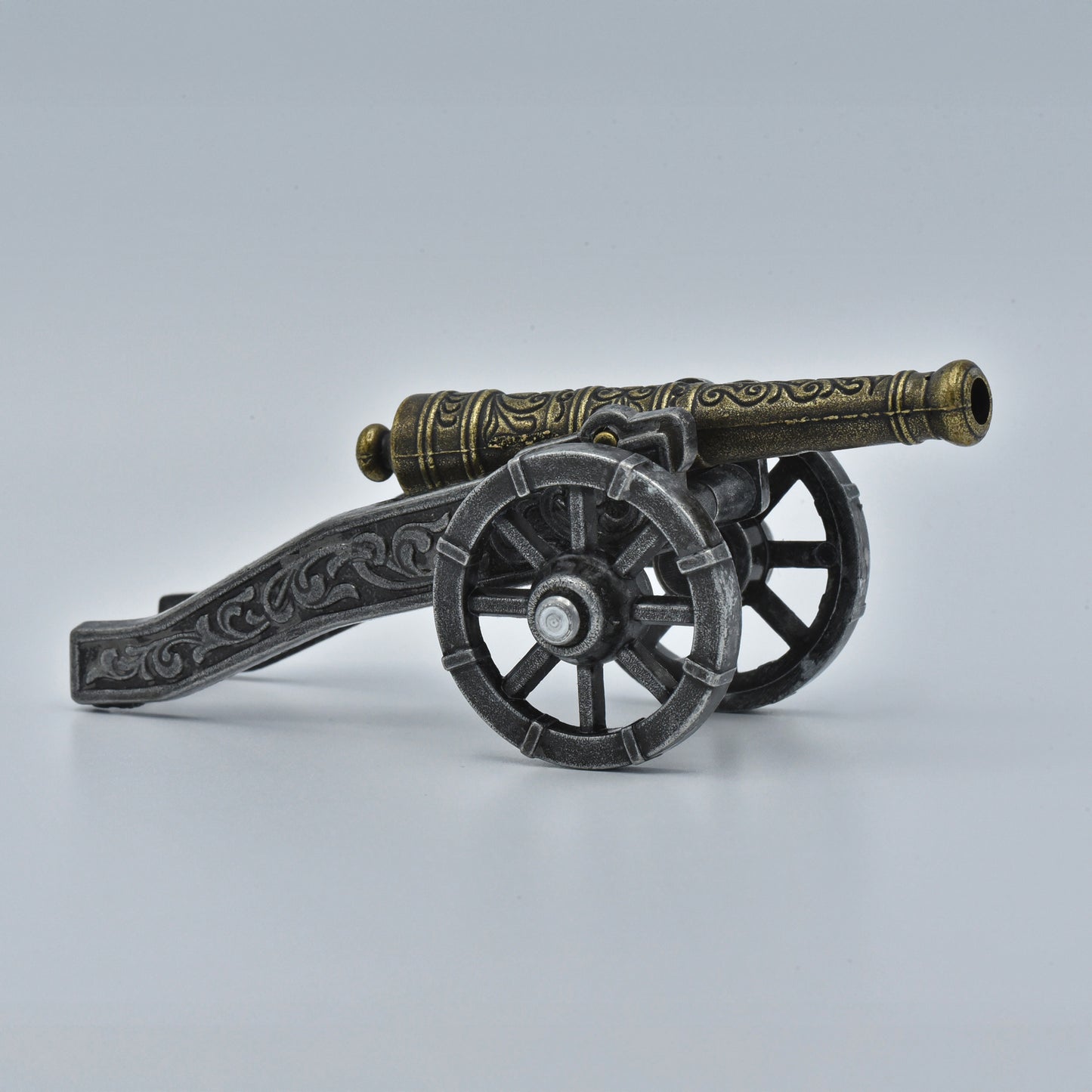 historische Kanone, reich verzierter goldener Lauf auf langem Stützarm mit Rädern, Sicht von links