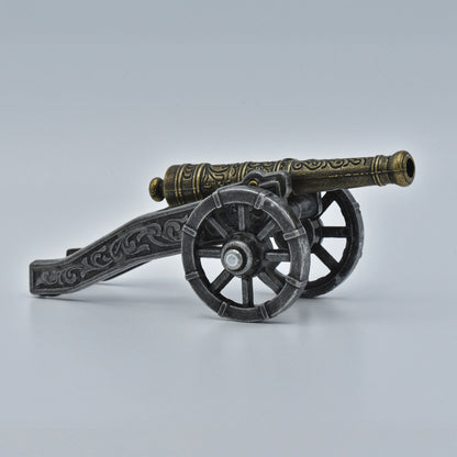 historische Kanone, reich verzierter goldener Lauf auf langem Stützarm mit Rädern, Sicht von links