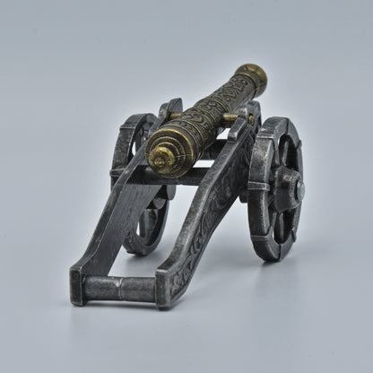 historische Kanone, reich verzierter goldener Lauf auf silbernem Stützarm zwischen den großen Rädern, Sicht von hinten 