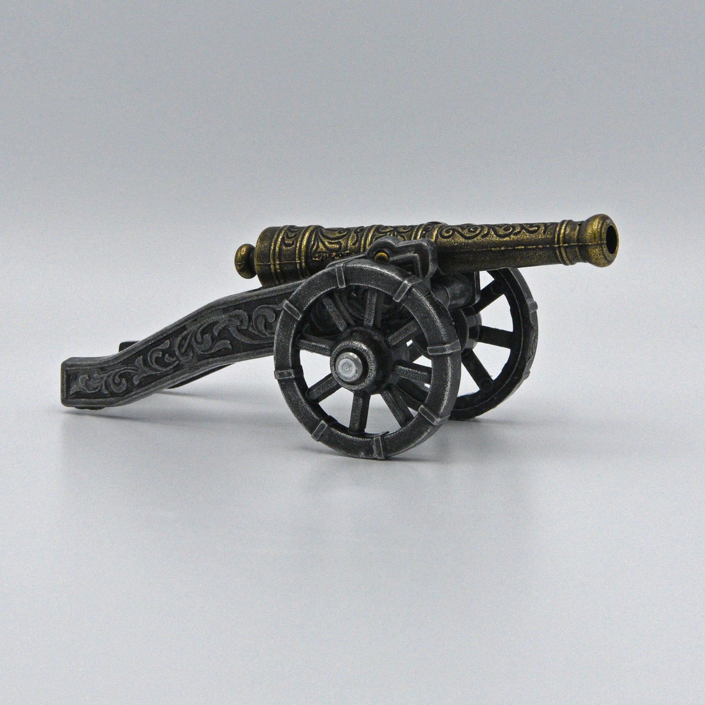 historische Kanone, reich verzierter goldener Lauf auf langem Stützarm mit  Rädern, Sicht von links