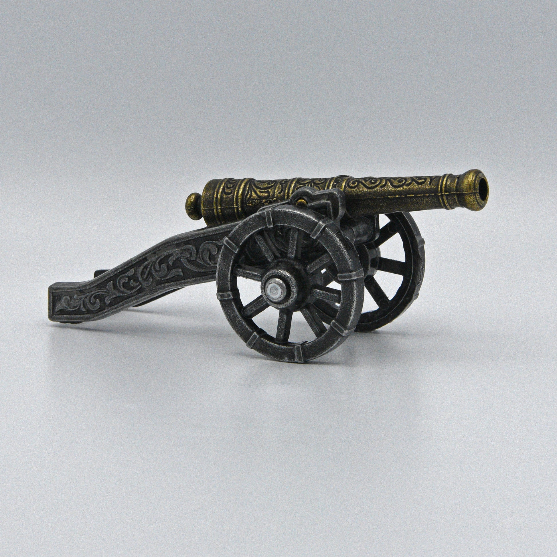 historische Kanone, reich verzierter goldener Lauf auf langem Stützarm mit  Rädern, Sicht von links