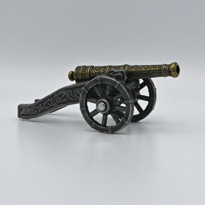 historische Kanone, reich verzierter goldener Lauf auf langem Stützarm mit  Rädern, Sicht von links