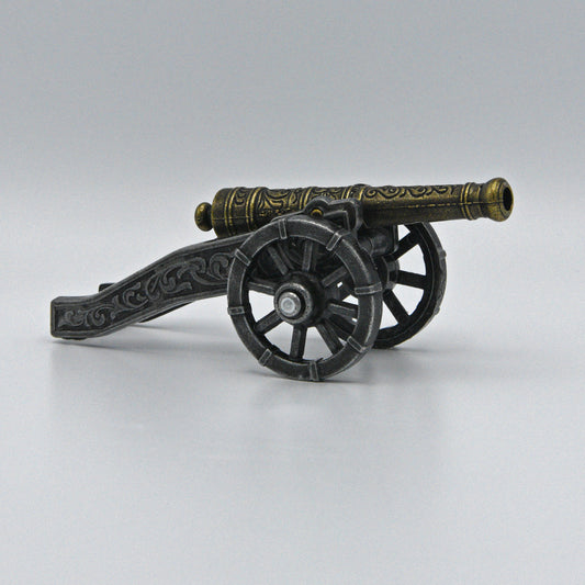 historische Kanone, reich verzierter goldener Lauf auf langem Stützarm mit  Rädern, Sicht von links