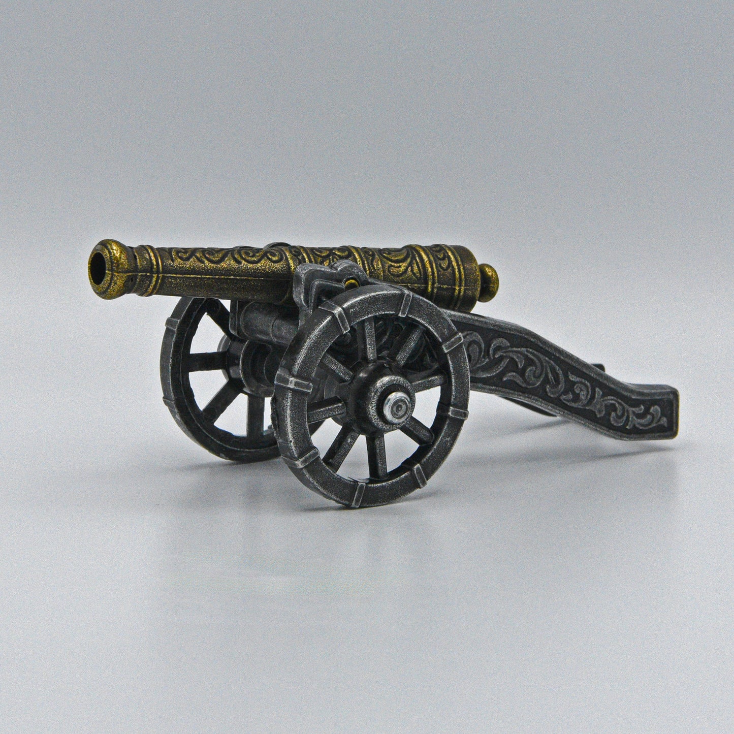 historische Kanone, reich verzierter goldener Lauf auf langem Stützarm mit Rädern, Sicht von rechts