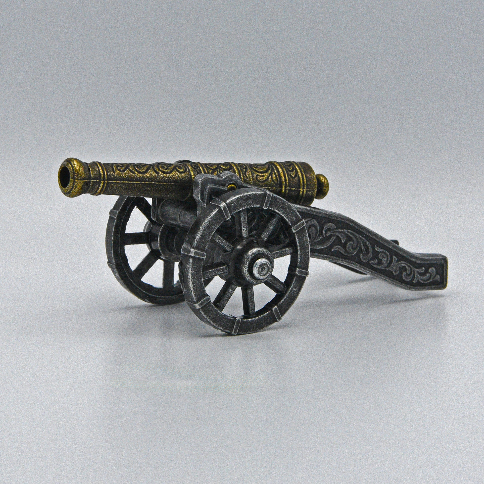 historische Kanone, reich verzierter goldener Lauf auf langem Stützarm mit Rädern, Sicht von rechts