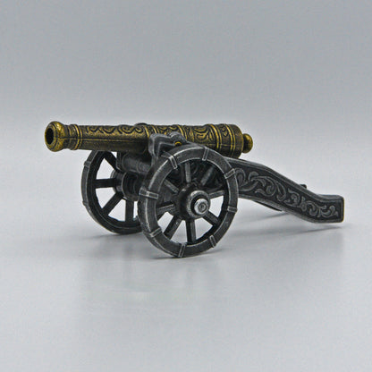 historische Kanone, reich verzierter goldener Lauf auf langem Stützarm mit Rädern, Sicht von rechts