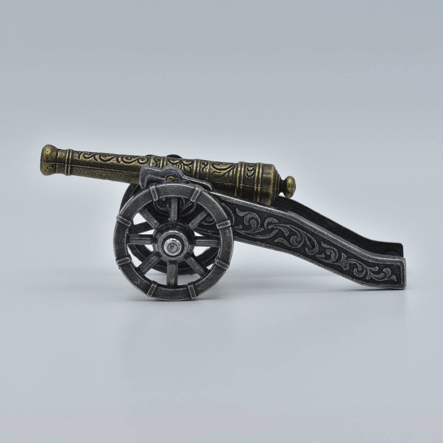historische Kanone, reich verzierter goldener Lauf auf langem Stützarm mit Rädern, Sicht von rechts