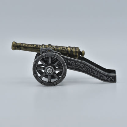 historische Kanone, reich verzierter goldener Lauf auf langem Stützarm mit Rädern, Sicht von rechts