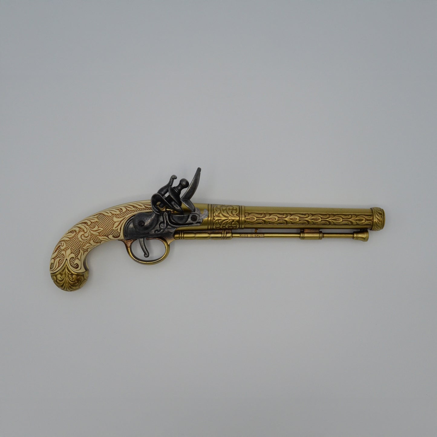 Dekowaffe, Rundlauf und Mechanik reich verziert, elfenbeinfarbener Griff, gold- und messingfarben, Steinschloss funktionsfähig