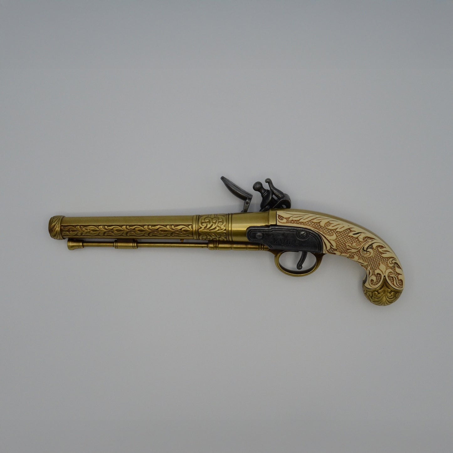 Dekowaffe, Rundlauf und Mechanik reich verziert, elfenbeinfarbener Griff, gold- und messingfarben, Steinschloss funktionsfähig