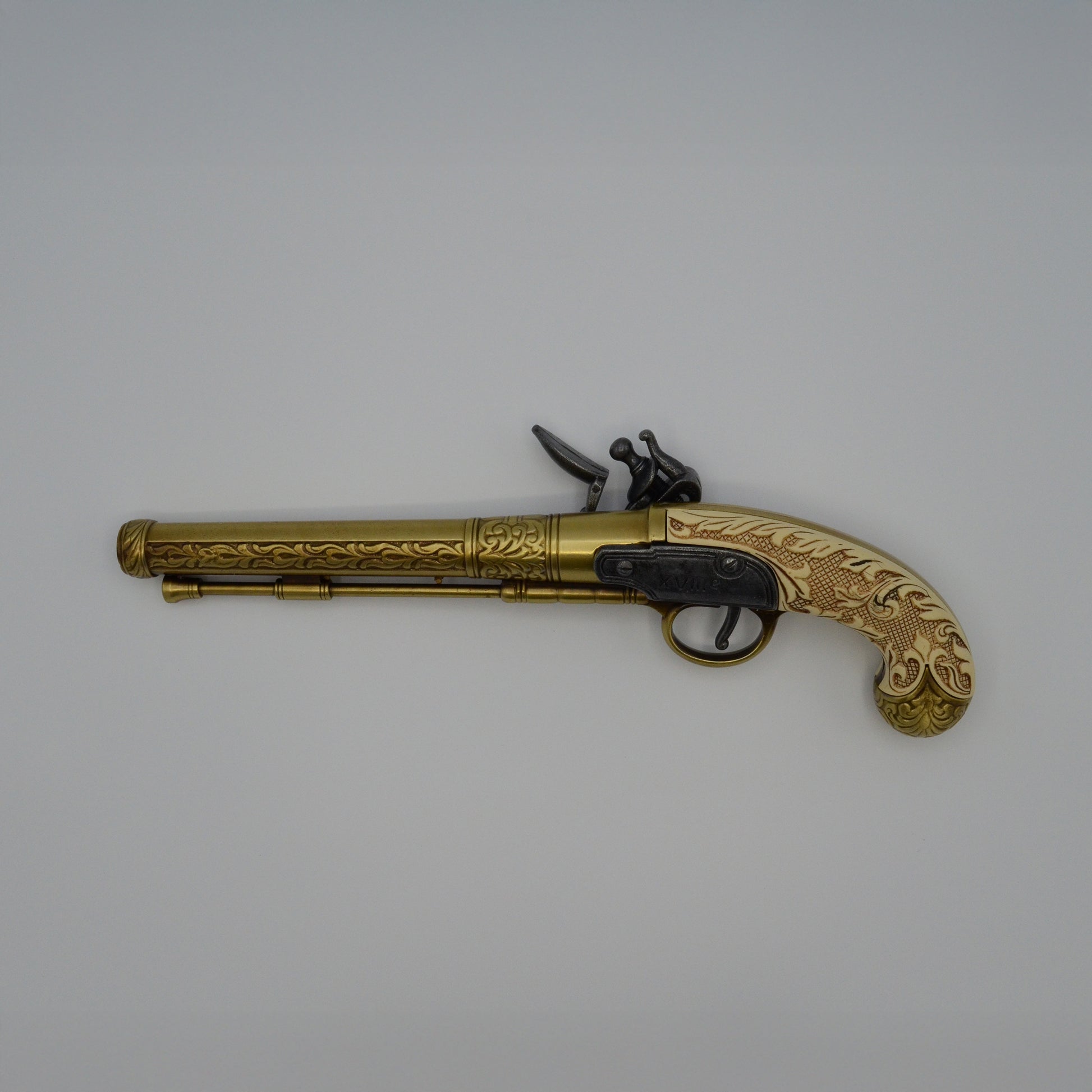 Dekowaffe, Rundlauf und Mechanik reich verziert, elfenbeinfarbener Griff, gold- und messingfarben, Steinschloss funktionsfähig