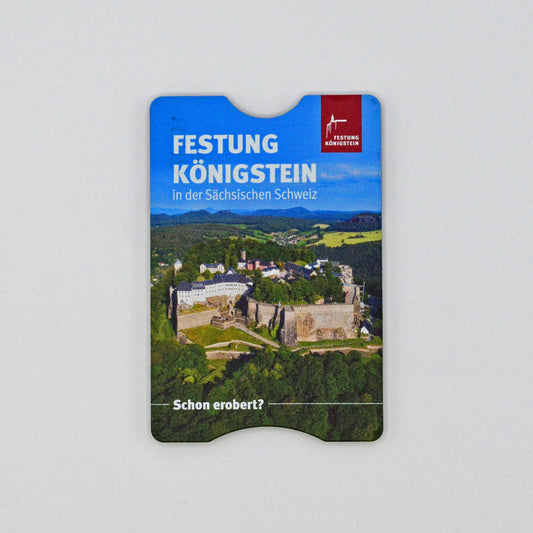 Karten RFID Schutz, Luftaufnahme des Elbsandsteingebirges mit Festung Königstein, im Himmel weiße Schrift: Festung Königstein in der sächsischen Schweiz, daneben rotes Logo