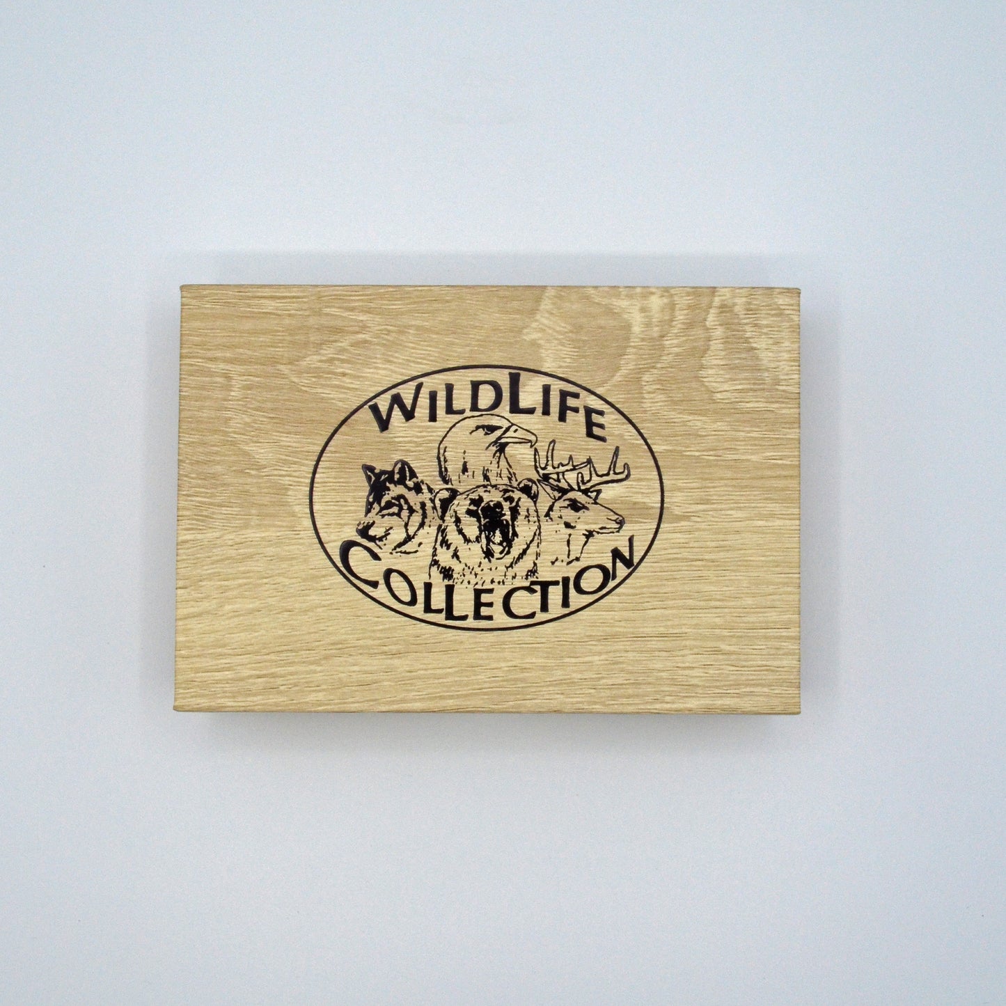helle Geschenkbox mit Wolf, Adler, Bär und Hirsch als Logo auf dem Deckel, Schriftzug: WILDLIFE COLLECTION