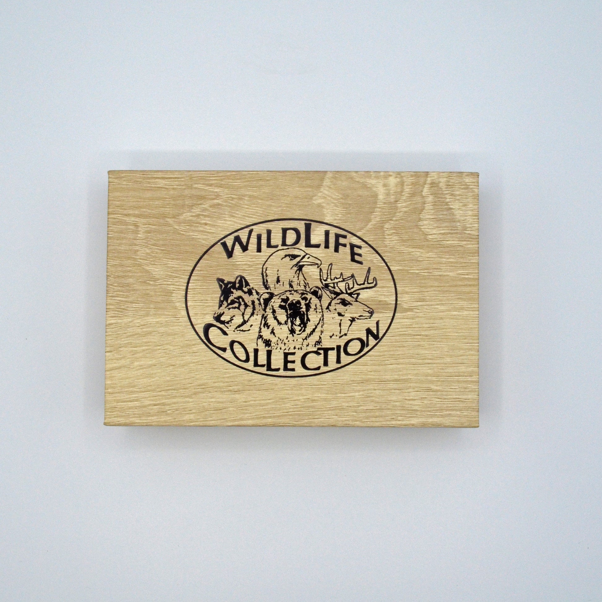 helle Geschenkbox mit Wolf, Adler, Bär und Hirsch als Logo auf dem Deckel, Schriftzug: WILDLIFE COLLECTION