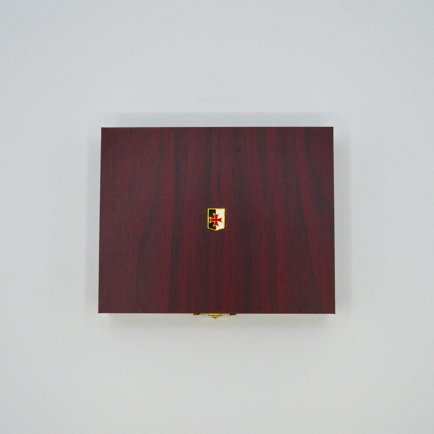 dunkle Geschenkbox in Holzoptik, goldener Verschlussknopf, oben auf Deckel kleine Templer- Fahne