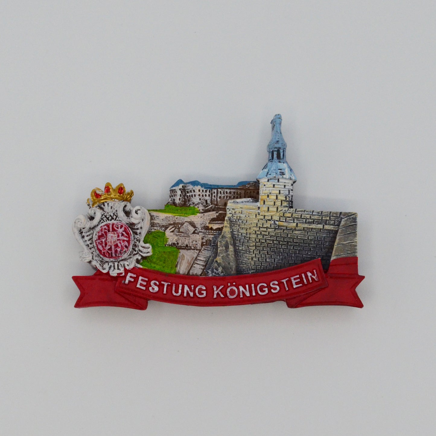Relief-Magnet, Sicht auf Georgenburg und Aufgang Pforte, links Wappen des Augusts, unten rotes Banner mit Festung Königstein