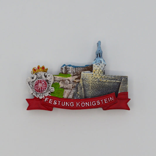 Relief-Magnet, Sicht auf Georgenburg und Aufgang Pforte, links Wappen des Augusts, unten rotes Banner mit Festung Königstein