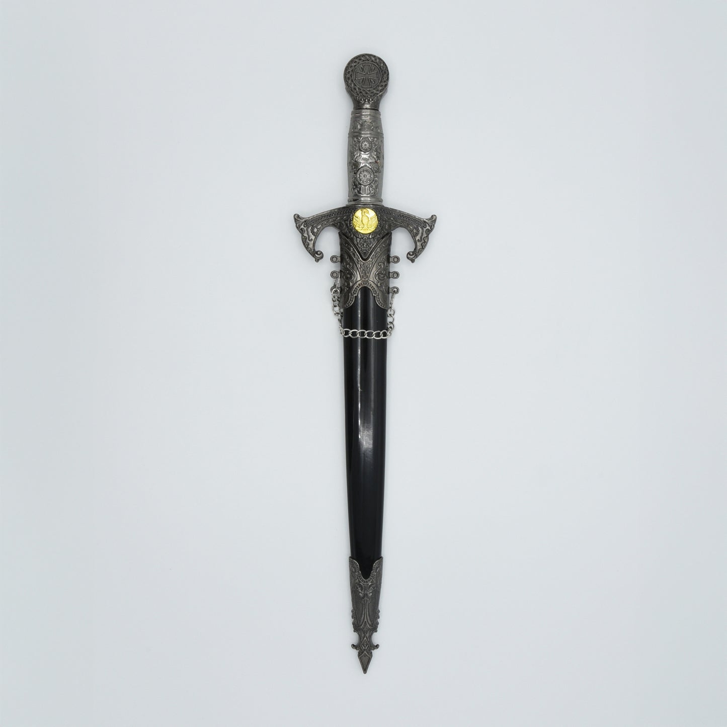 verzierter Dolch mit Kreuzrittersymbolik, in dazugehöriger schwarzer Scheide mit verzierten Applikationen und Kettchen am Schaft