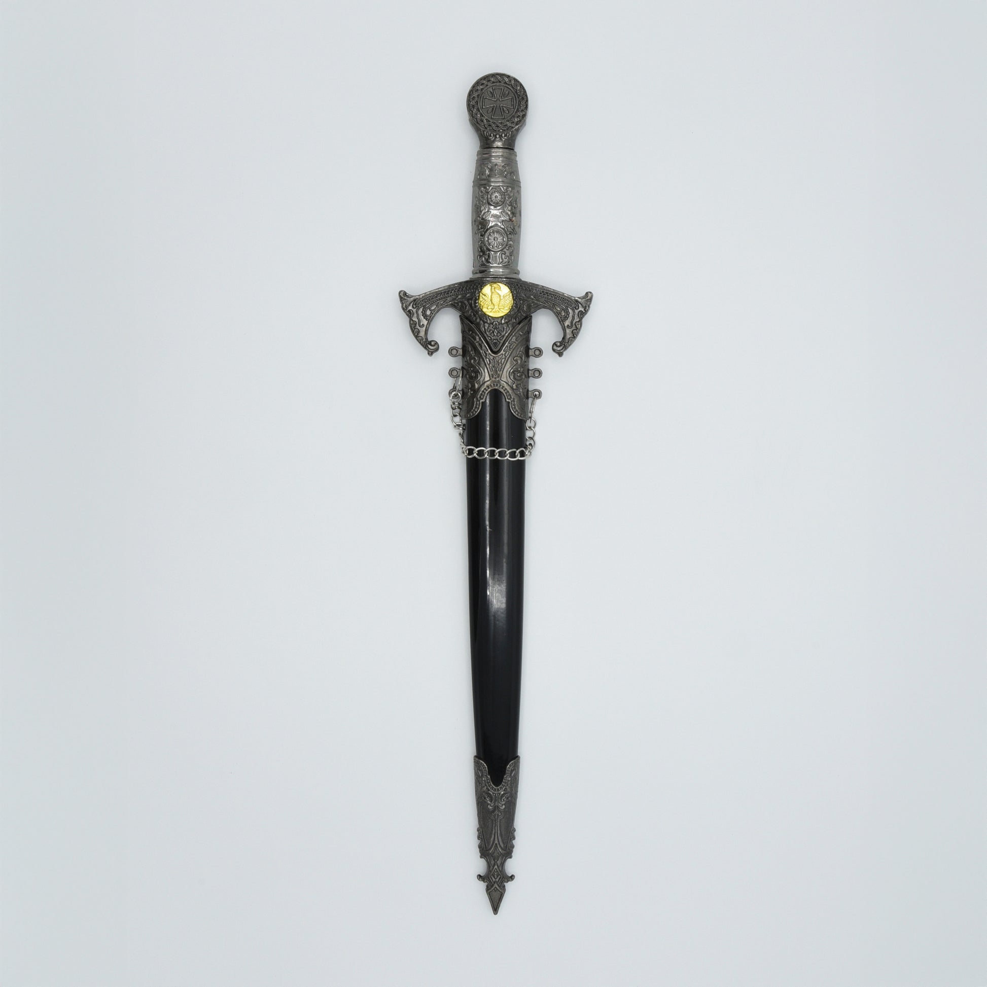 verzierter Dolch mit Kreuzrittersymbolik, in dazugehöriger schwarzer Scheide mit verzierten Applikationen und Kettchen am Schaft