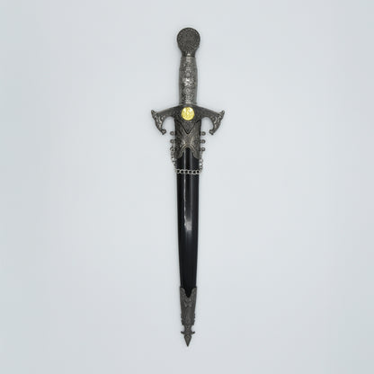 verzierter Dolch mit Kreuzrittersymbolik, in dazugehöriger schwarzer Scheide mit verzierten Applikationen und Kettchen am Schaft
