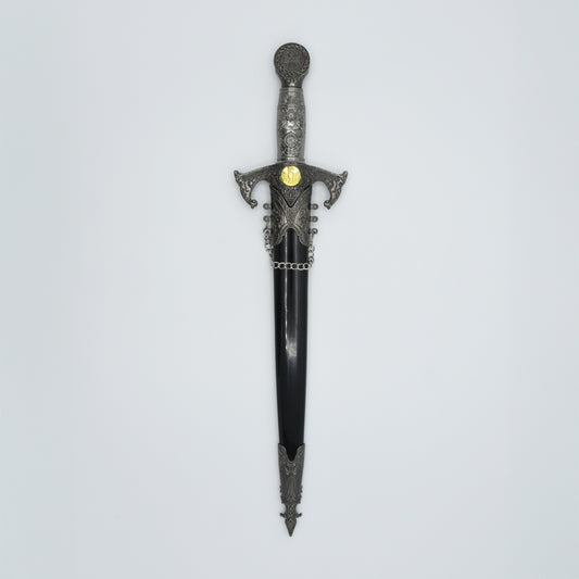 verzierter Dolch mit Kreuzrittersymbolik, in dazugehöriger schwarzer Scheide mit verzierten Applikationen und Kettchen am Schaft