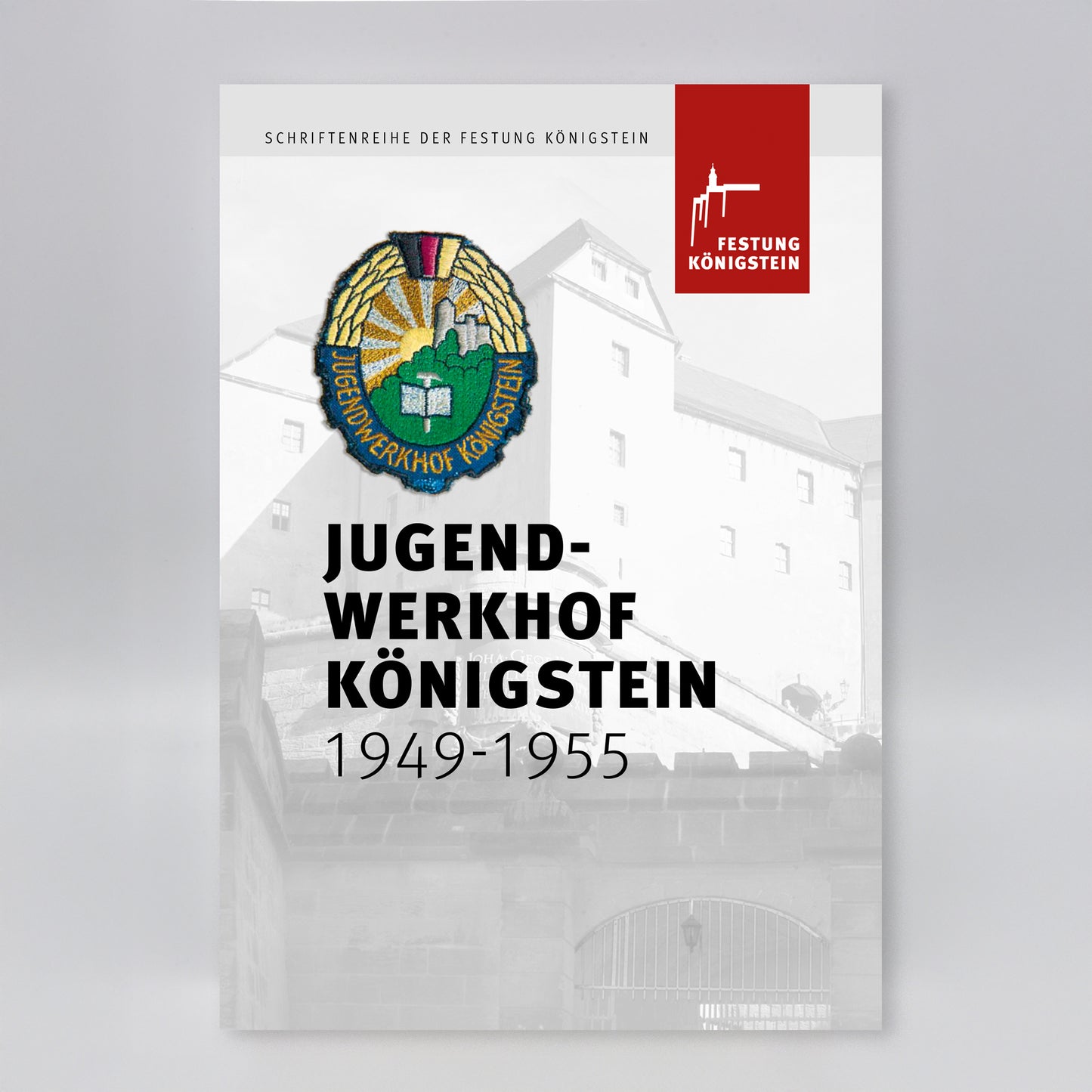 Begleitheft zur Sonderausstellung 2019: Jugendwerkhof Festung Königstein, Einband vorn mit Georgenburg und Schriftzug der Ausstellung