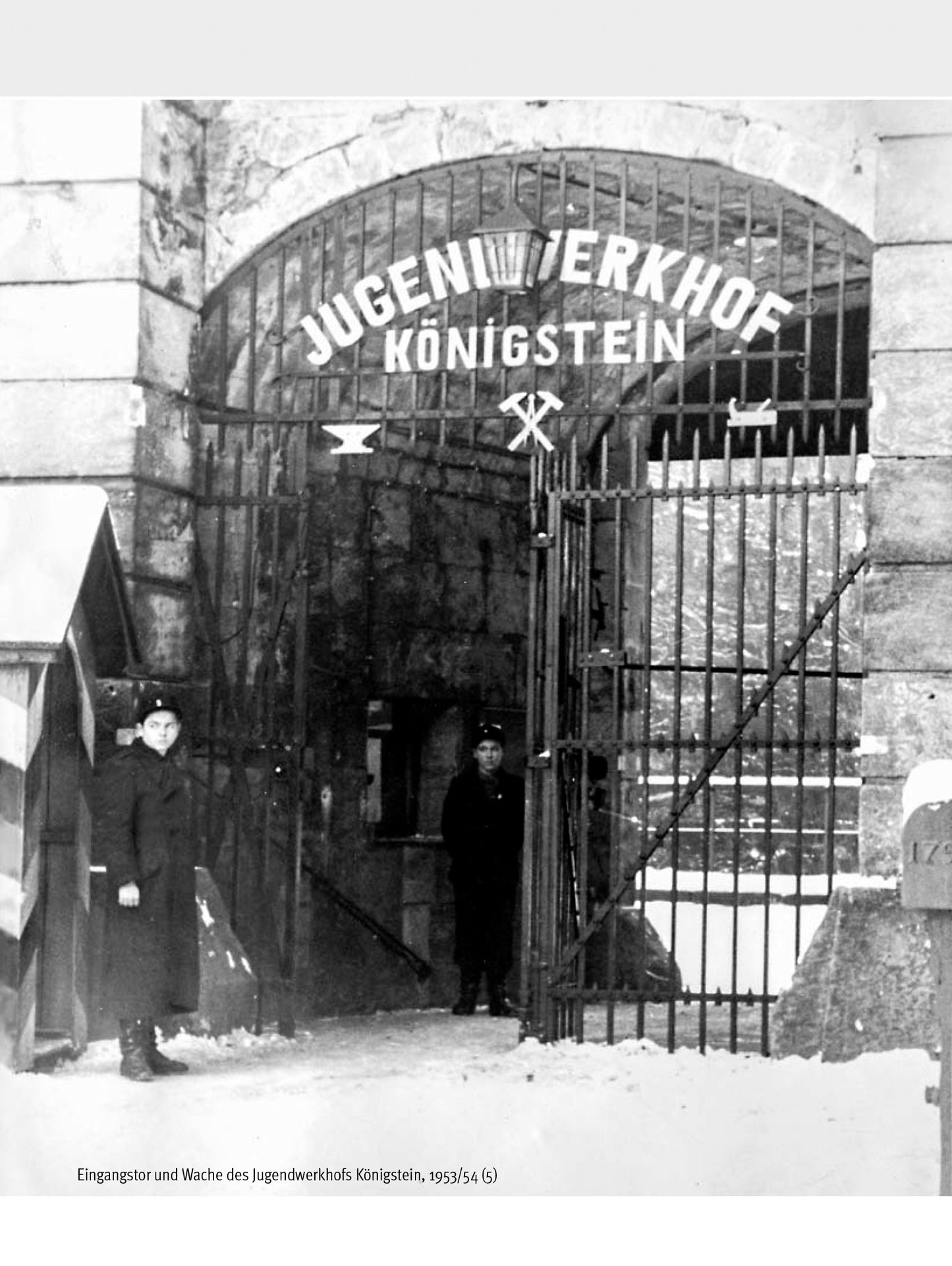 Begleitheft zur Sonderausstellung 2019: Jugendwerkhof Festung Königstein, historisches Bild vom Eingangstor 1953/54