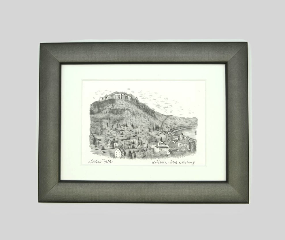 im dunklen Rahmen mit Passepartout, der Druck einer Bleichstiftzeichnung der Festung Königstein in der sächsischen Schweiz