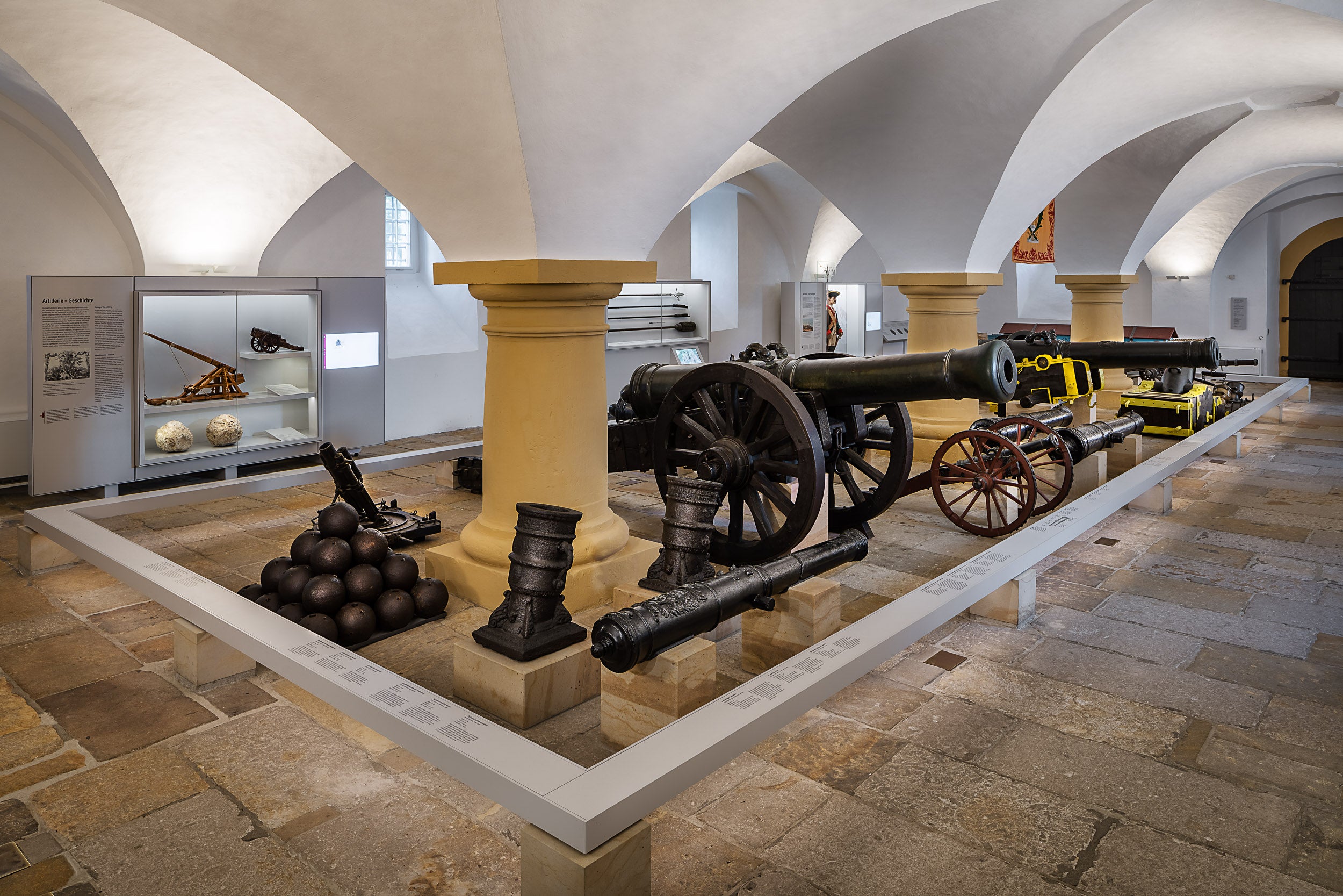 Ausstellungsraum Altes Zeughaus mit Kanonen