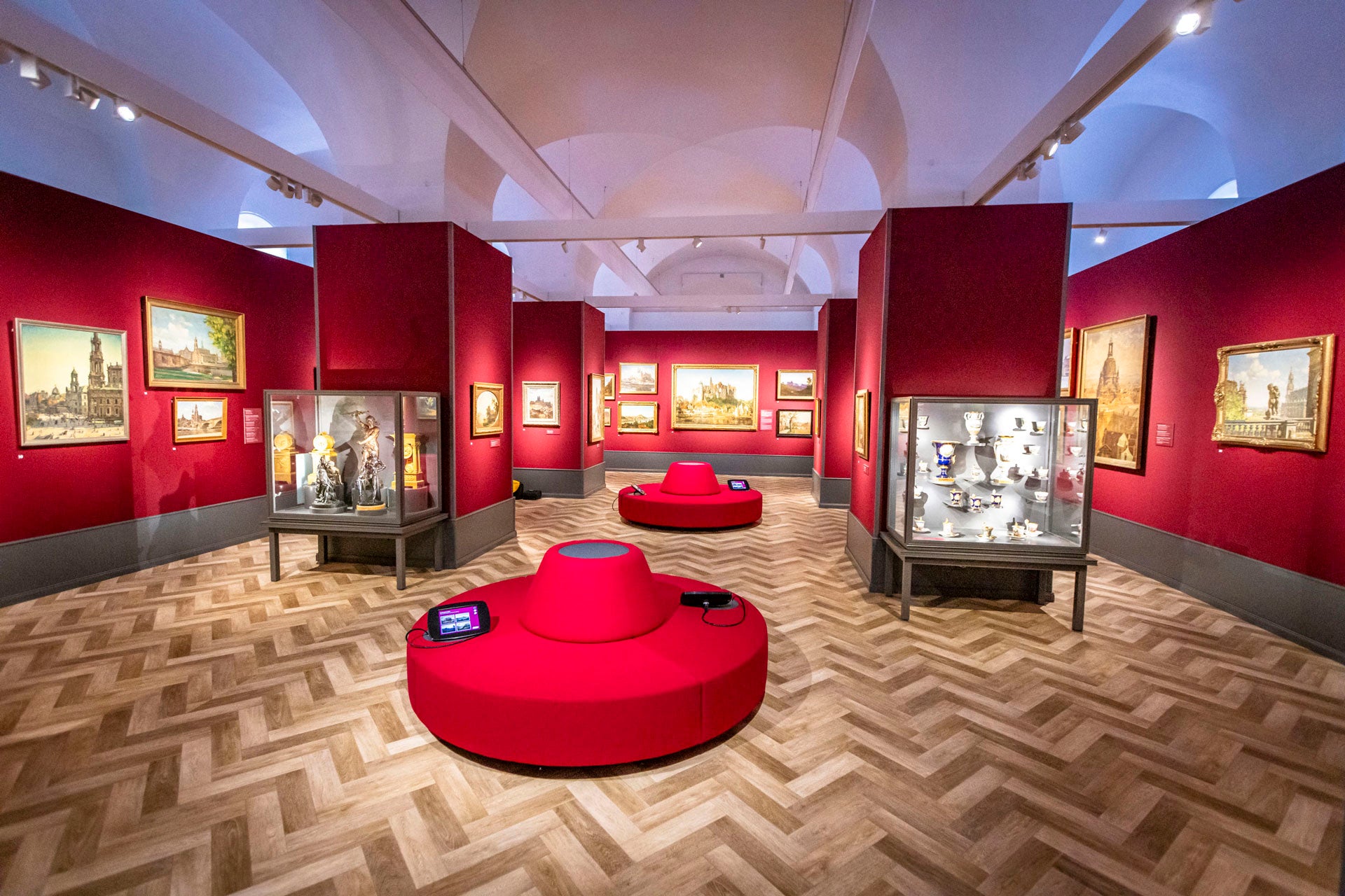 Ausstellungsraum in rot gehalten mit Gemäldesammlung: Entlang der Elbe
